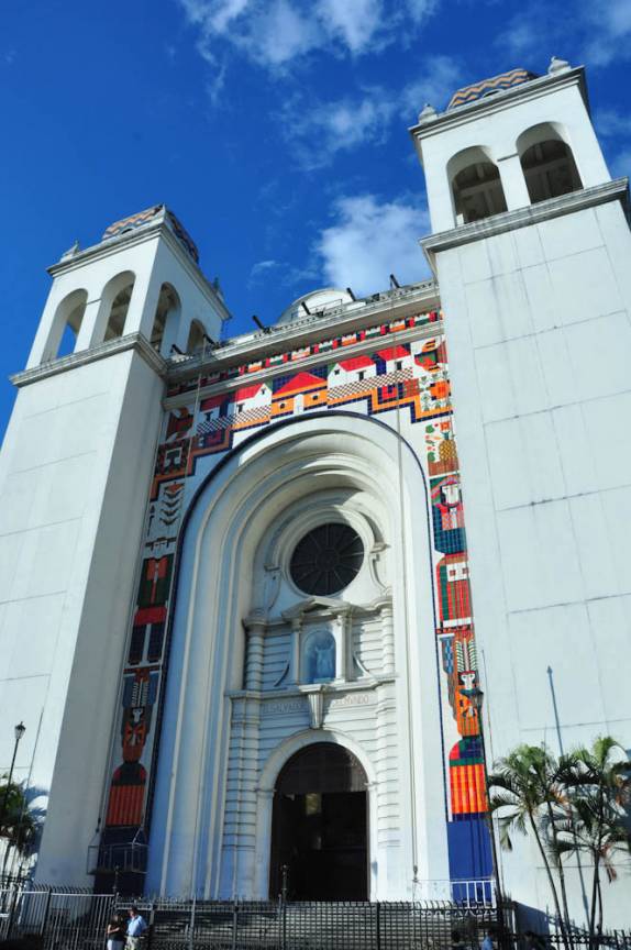 A imponente Catedral de San Salvador, capital de El Salvador